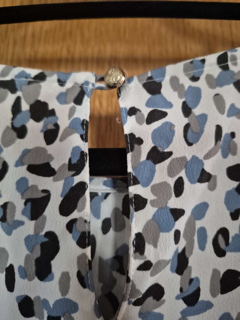 Ann Taylor Blue & Gray Print Cap Sleeve Blouse - Picture 4 of 6
